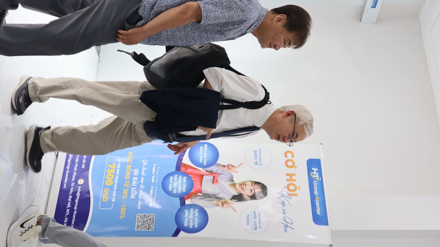 Viện Trưởng HanSung thăm văn phòng HT