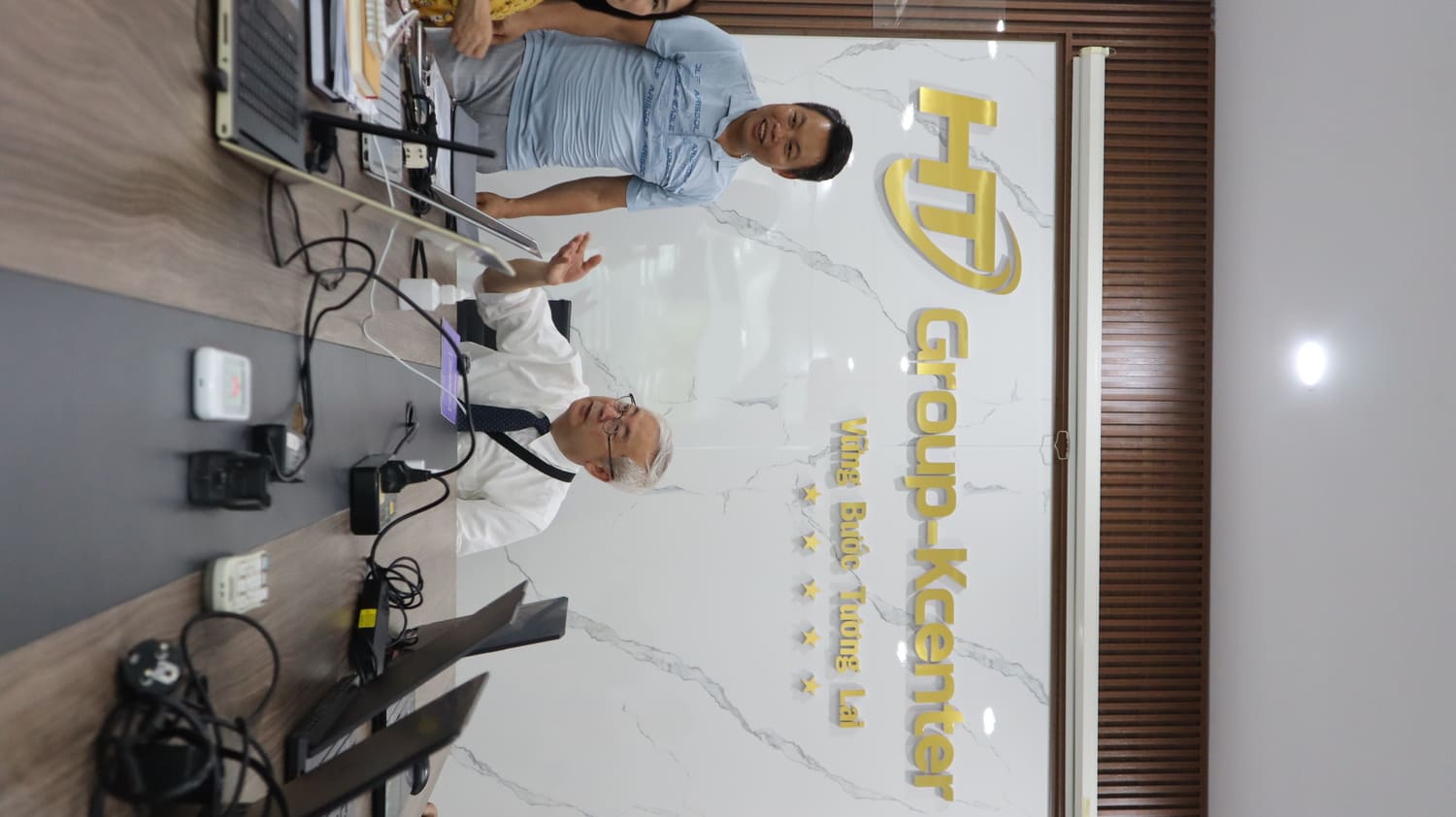 Viện Trưởng HanSung thăm văn phòng HT