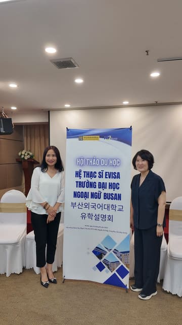  Bà Ninh Thị Thu phó GĐ kinh doanh chụp ảnh cùng trưởng phòng Ngoại Giao Quốc Tế ĐH Busan